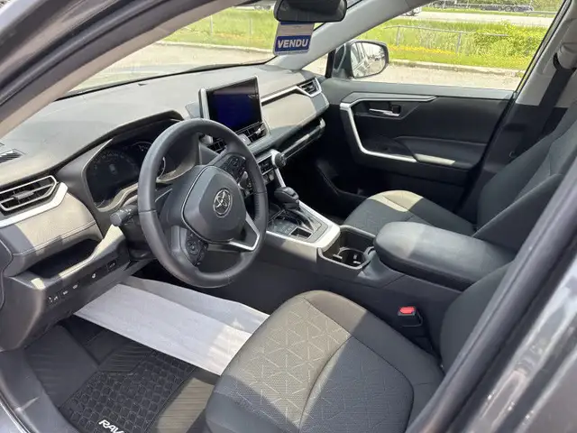 2023 TOYOTA RAV4 XLE AWD SIEGES/VOLANT CHAUF ECRAN CARPLAY TOIT  in Cars & Trucks in Laval / North Shore - Image 7