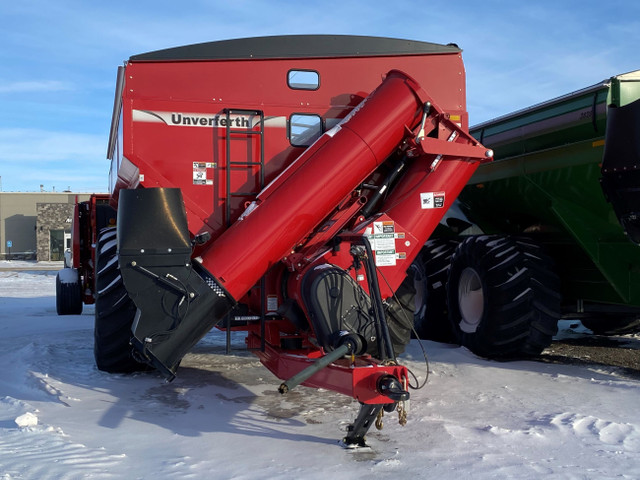 Unverferth 1620 Grain Carts Red or Green in Farming Equipment in Regina - Image 2