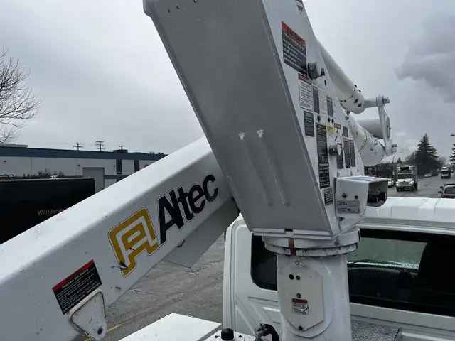2013 International DuraStar MA025 Altec Bucket Service Truck in Heavy Trucks in Delta/Surrey/Langley - Image 35