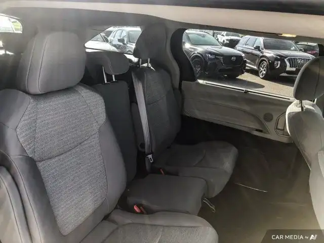 2021 Toyota Sienna LE | Third Row Seating | Apple/Android in Cars & Trucks in Calgary - Image 27