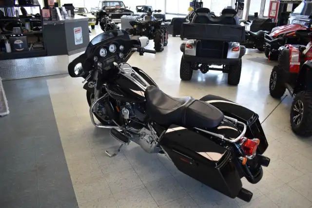 2008 Harley-Davidson Street Glide in Sport Touring in Winnipeg - Image 4