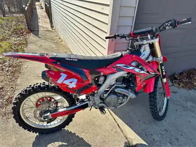 APPLY NOW: https://www.ridecollective.ca/get-pre-approved The 2015 HONDA CRF450R is a high-performan...