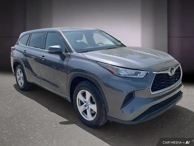 2022 Toyota Highlander LE | V6 Power | 8-Passenger Seating dans Autos et camions dans Cambridge - Image 9