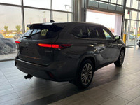 REMOTE ENGINE START, COOLED FRONT SEAT(S), PANORAMIC ROOF Zipping around Edmonton in the latest tech... (image 9)