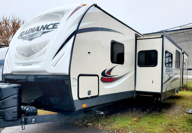 22-1624 R RADIANCE 30pi 2018 22-1624 in Travel Trailers & Campers in Laval / North Shore - Image 3