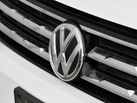 Android Auto / Apple CarPlay, Backup Camera, Blind Spot Monitor! This 2021 Volkswagen Tiguan Trendli... (image 9)