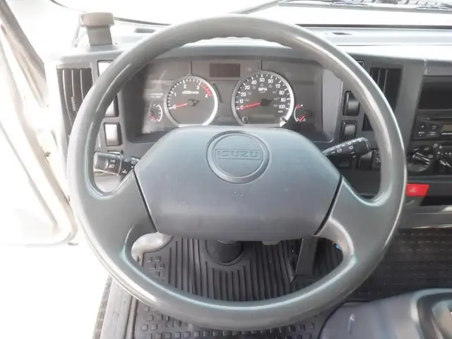 2015 isuzu NPR 12 Foot Flat Deck 3 Seater Diesel in Heavy Trucks in Richmond - Image 31