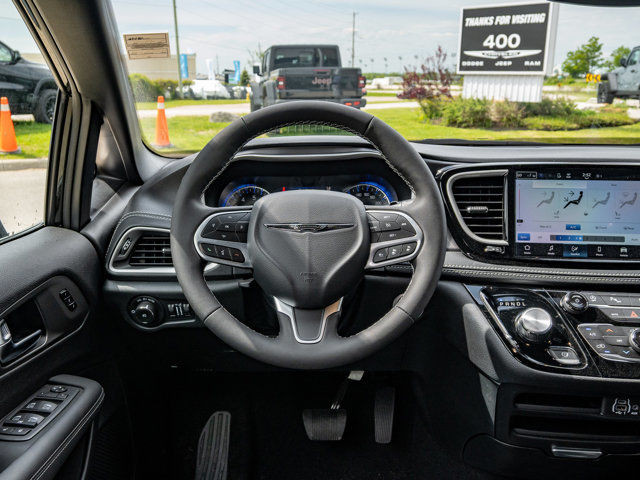 2025 Chrysler Pacifica Select in Cars & Trucks in Barrie - Image 2