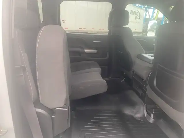 2015 chevrolet Silverado 3500HD 8 Foot Flat Deck 4WD in Heavy Trucks in Richmond - Image 28