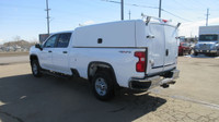 2021 CHEV 2500 SILVERADO UTILITY CANOPY PICKUP TRUCK 2021 CHEVY 2500 CREW CAB WITH SERVICE CANOPY UT... (image 6)