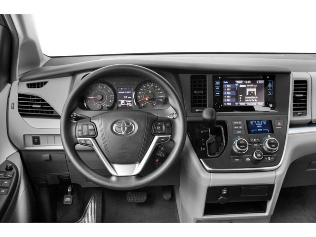 2017 Toyota Sienna LE 8 Passenger in Cars & Trucks in Thunder Bay - Image 4