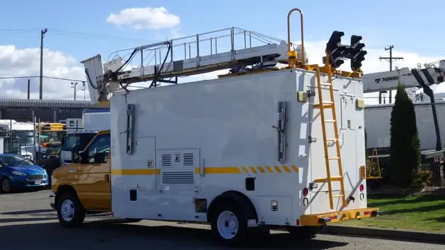 2015 ford Econoline E-450 Cube Van With Bucket in Heavy Trucks in Richmond - Image 7