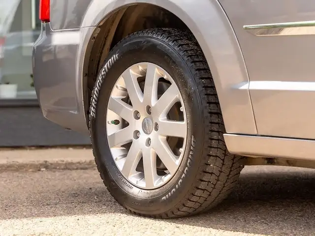 2016 Chrysler Town & Country TOURING in Cars & Trucks in Saskatoon - Image 4