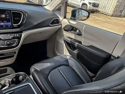 2024 Chrysler Pacifica Touring-L | Apple Carplay | Heated Seats, View more