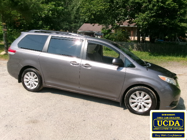 2014 Toyota Sienna LE   AWD in Cars & Trucks in Muskoka