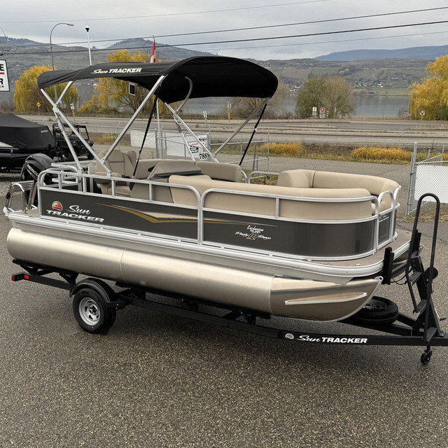 2025 Sun Tracker Party Barge 18 DLX, pontoon boat in Powerboats & Motorboats in Vernon