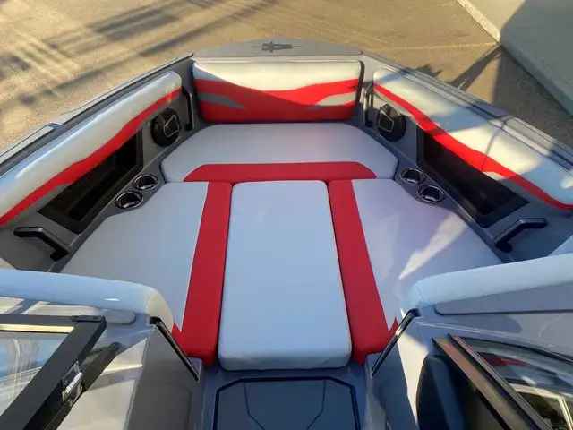 2024 Axis T235 in Powerboats & Motorboats in Saskatoon - Image 10