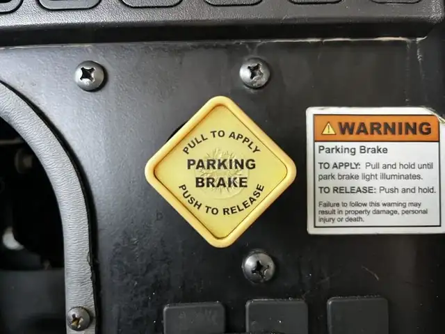 2013 international 4200 21 Passenger Bus Diesel Hydraulic Brakes in Heavy Trucks in Richmond - Image 35