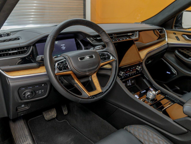 Jeep Grand Cherokee 4xe SUMMIT RESERVE 4X4 *TOIT* NAV SIÈGES VEN in Cars & Trucks in Laurentides - Image 2