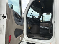 2019 FREIGHTLINER X12564ST;Heavy Duty Trucks - Conventional Truck w/ Sleeper Penske Location 10760 H... (image 8)