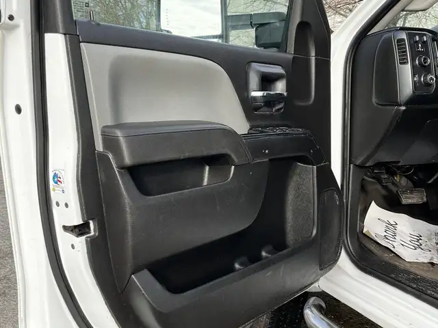 2017 GMC Sierra 3500HD Crew Cab 4x4 9 Foot Flatdeck dans Camions lourds dans Delta/Surrey/Langley - Image 35