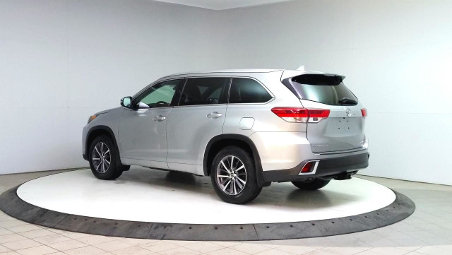 2018 Toyota Highlander XLE 8 Seats! Blind Spot Monitoring! in Cars & Trucks in Lethbridge - Image 3