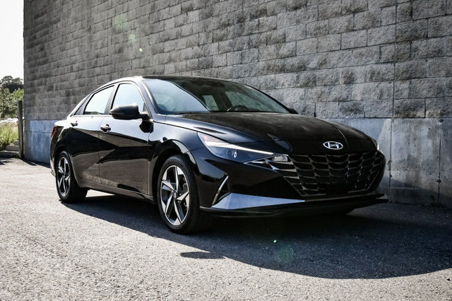 2023 Hyundai Elantra Luxury w/Two-Tone • SUNROOF • NAV • LEATHER in Cars & Trucks in Kingston