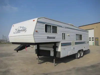Used 1999 Travelaire West Wind 26 foot fifthwheel RV Roof just resealed and new roof vents installed...