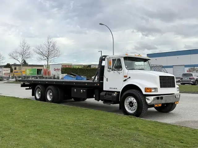 2000 international 4900 25 Foot Roll-Off Flat Deck Tow Truck Man in Heavy Trucks in Richmond - Image 2