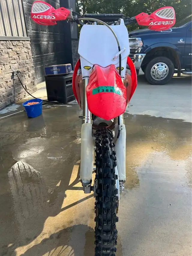 2011 HONDA CRF250R-RED! in Dirt Bikes & Motocross in Edmonton - Image 4