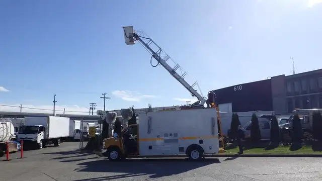 2015 ford Econoline E-450 Cube Van With Bucket in Heavy Trucks in Richmond - Image 36