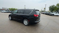EXECUTIVE CROSSTOWN DEMO! This 2024 CHRYSLER VOYAGER LX has the following options Cloth Bucket Seats... (image 5)