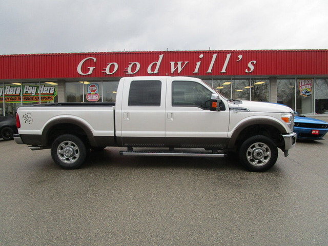  2016 Ford F-250 LARIAT! 6.2L GAS! HEATED LEATHER! NAV! in Cars & Trucks in London