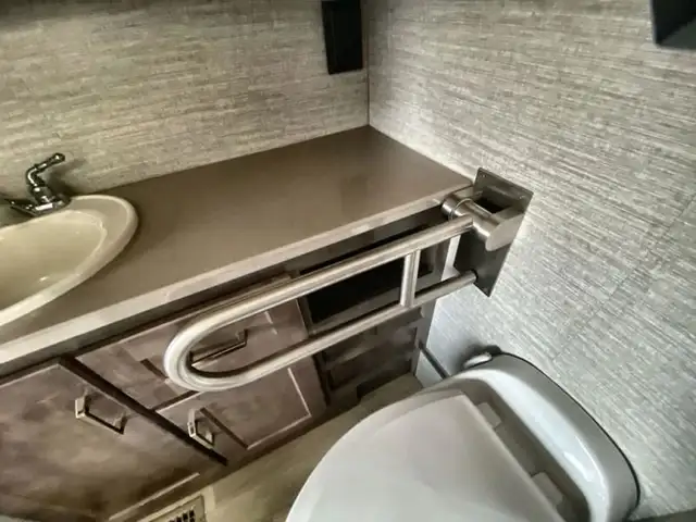 2020 Winnebago Adventurer 30T in RVs & Motorhomes in Abbotsford - Image 25