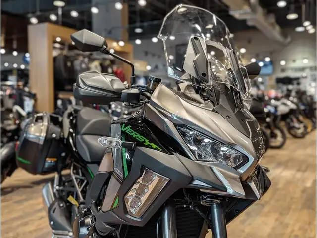 2025 Kawasaki Versys 1100 SE LT // Metallic Graphite Gray/Metall in Dirt Bikes & Motocross in Winnipeg - Image 4
