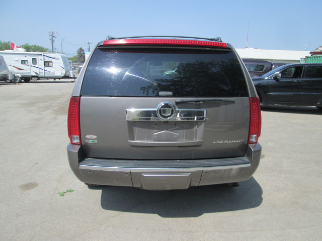 2012 Cadillac Escalade AWD Luxury in Cars & Trucks in Winnipeg - Image 4