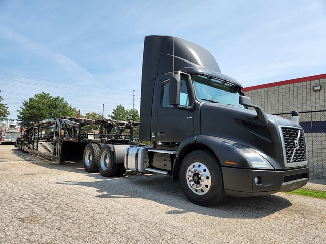  2018 Volvo VNR Automatic, LOW KMS, Volvo D13, LIKE NEW in Heavy Trucks in Mississauga / Peel Region - Image 2