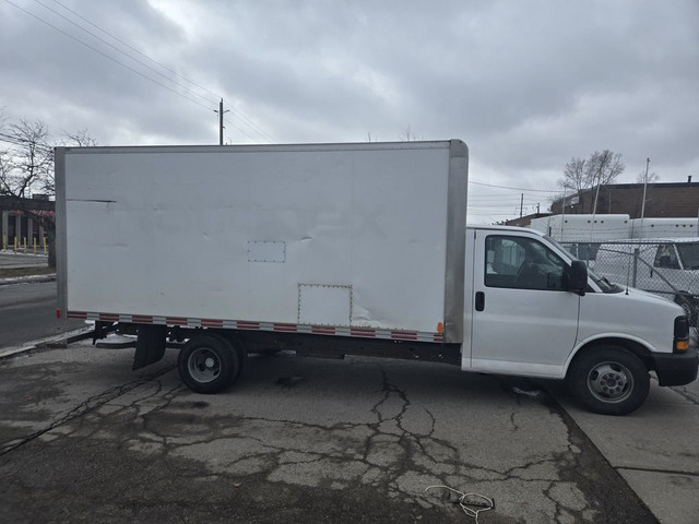 2017 GMC Savana Van G3500 - 16Ft Box - Ramp - V8Gas - New Tires/ in Cars & Trucks in City of Toronto - Image 4