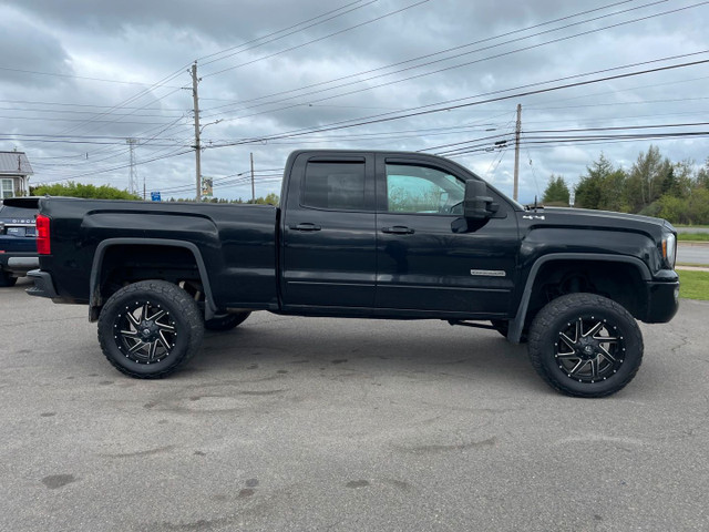 2017 GMC Sierra 1500 SLE ELAVATION / DOUBLE CAB 4WD / APPLE CARP in Cars & Trucks in Truro - Image 2
