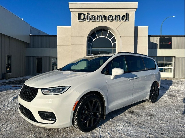  2022 Chrysler Pacifica TOURING L in Cars & Trucks in Prince Albert