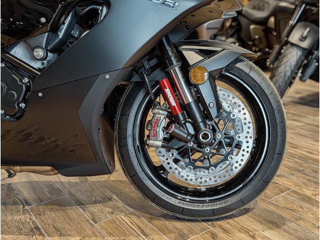 2025 Kawasaki Ninja ZX-10R // Metallic Spark Flat Black/Ebony in Sport Bikes in Winnipeg - Image 4