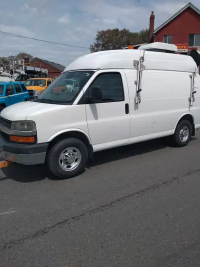 2010 CHEVROLET EXPRESS G3500 RAISED ROOF WITH ONAN GENERATOR. ROOF TOP AIR/CON. LADDER RACK. REAR SA...