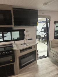 Della Terra DET251RD The perfect couples trailer! This half-ton towable travel trailer measures unde... (image 4)