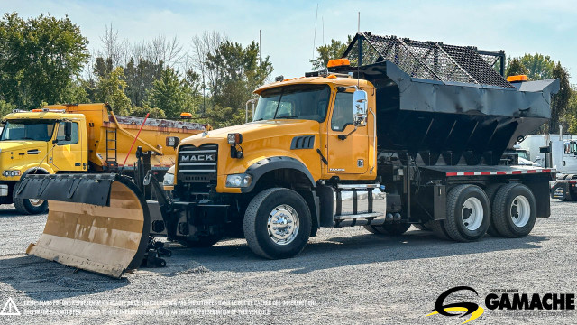 2014 MACK GRANITE GU813 SNOW PLOW / PLOW TRUCK / SANDER TRUCK in Heavy Trucks in Oshawa / Durham Region - Image 3