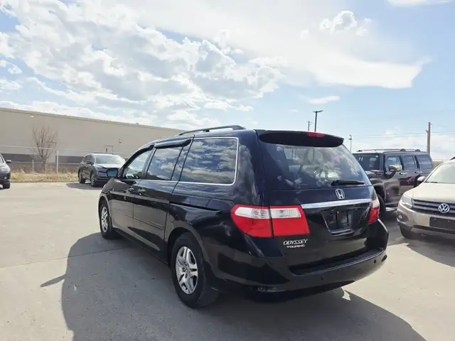 2007 Honda Odyssey Touring Leather DVD Camera Power Sliding door in Cars & Trucks in Calgary - Image 7