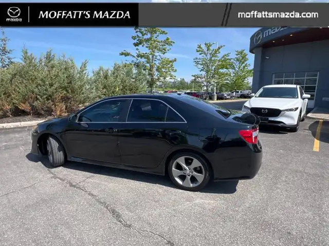 2014 Toyota Camry SE dans Autos et camions dans Barrie - Image 4