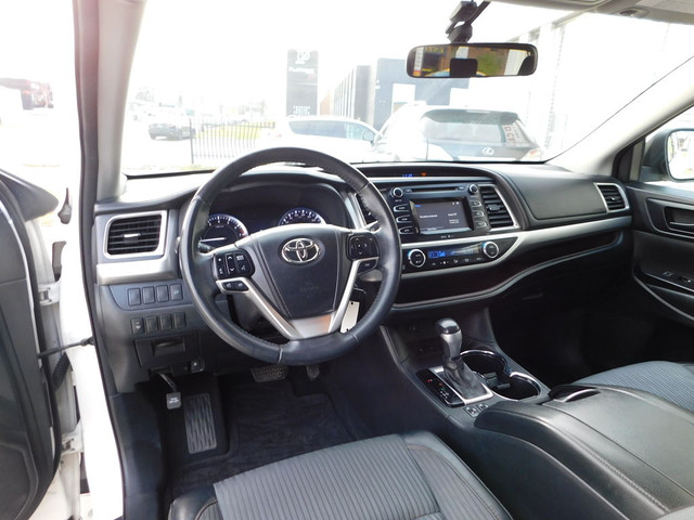  2014 Toyota Highlander LE 8-Passenger backup camera 8 passenger in Cars & Trucks in City of Toronto - Image 3