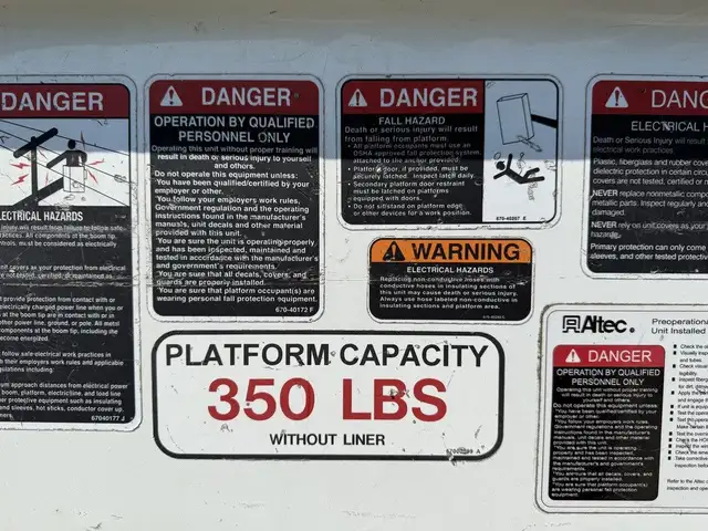 2008 Ford F-550 Super Duty 4X4 Altec Bucket Truck in Heavy Trucks in Delta/Surrey/Langley - Image 23