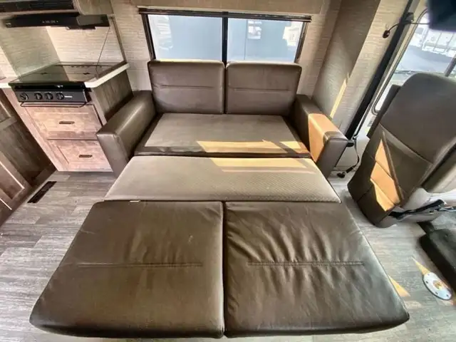 2020 Winnebago Adventurer 30T in RVs & Motorhomes in Abbotsford - Image 29