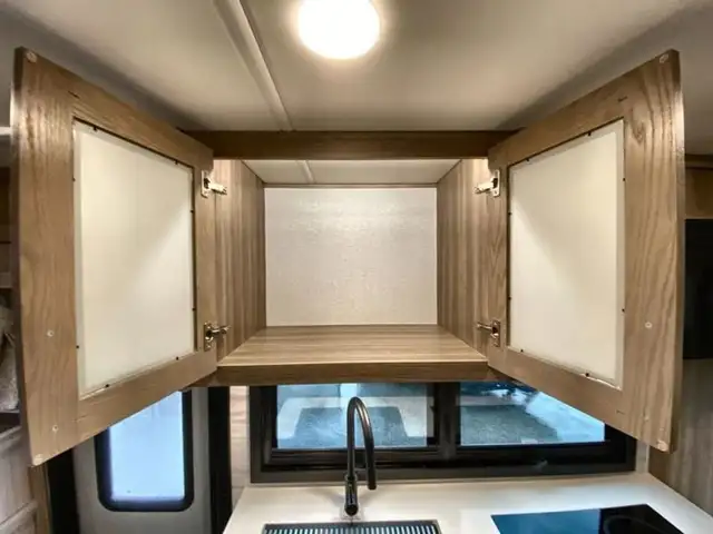 2025 EAST TO WEST Bravado 33DS in RVs & Motorhomes in Abbotsford - Image 18